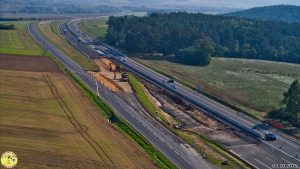Odstraňování provizorního sjezdu a dokončování kompletního tělesa dálnice D6 u Krupé. Foto: Dálnice D6 - Jan Banán Svoboda