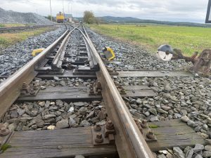 Rekonstrukce úzkorozchodné trati do Osoblahy. I ta bude financována z úvěru EIB. Foto: Hrochostroj