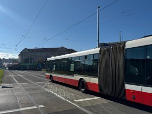 Autobus v BUS pruhu na Vítězném náměstí. Foto: Praha 6