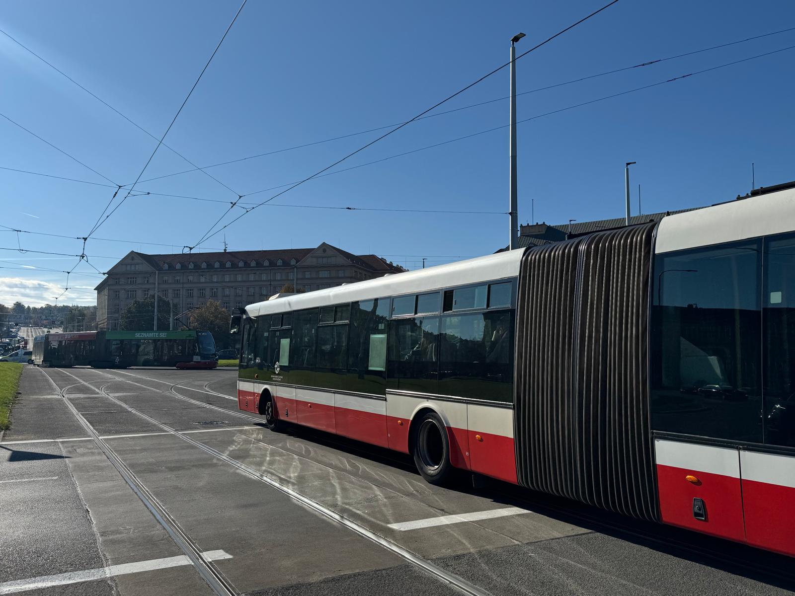 Autobus v BUS pruhu na Vítězném náměstí. Foto: Praha 6