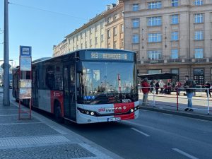 Autobusová zastávka na Vítězném náměstí. Foto: Praha 6