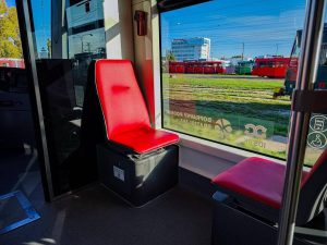 Nové čalounění sedadel v bratislavských tramvajích.
Zdroj: DPB