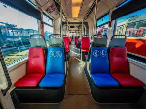 Nové čalounění sedadel v bratislavských tramvajích.
Zdroj: DPB