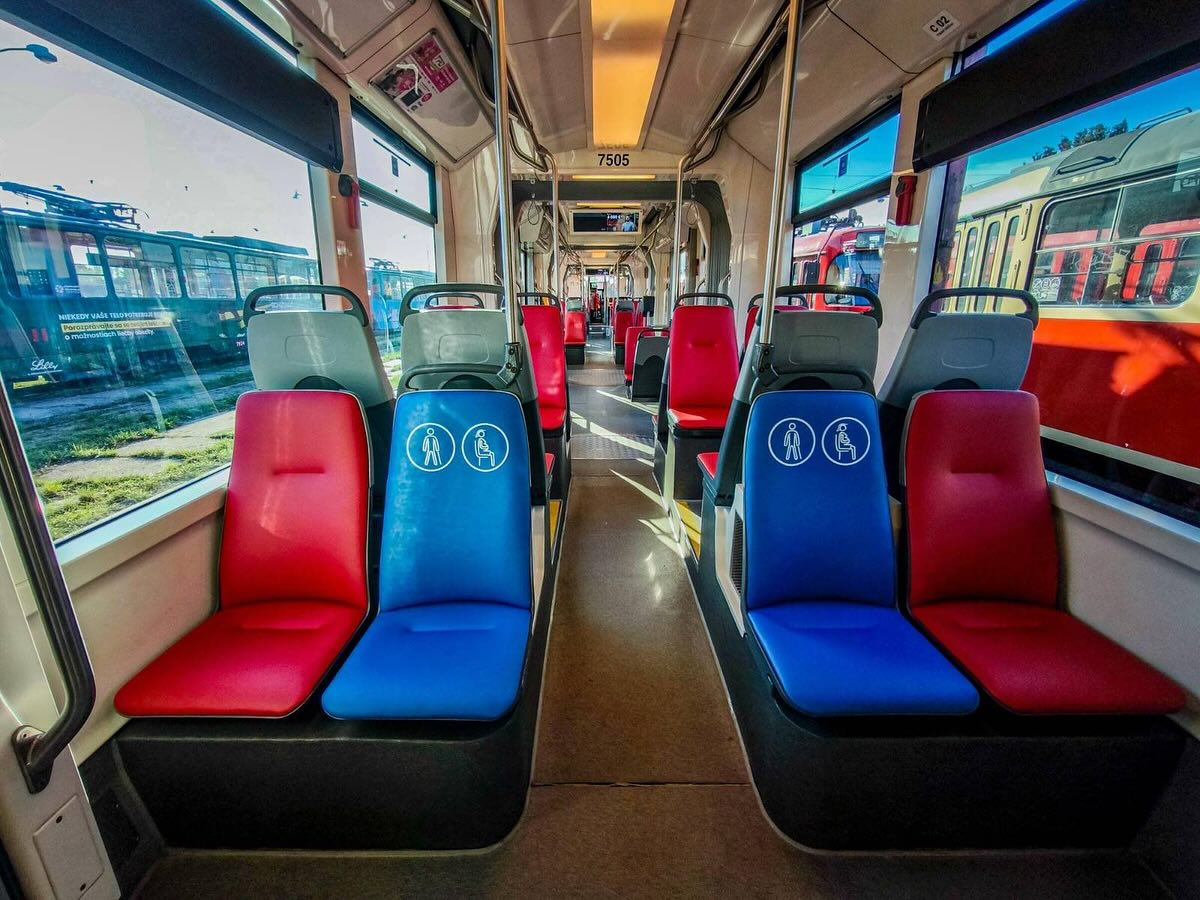 Nové čalounění sedadel v bratislavských tramvajích. Zdroj: DPB