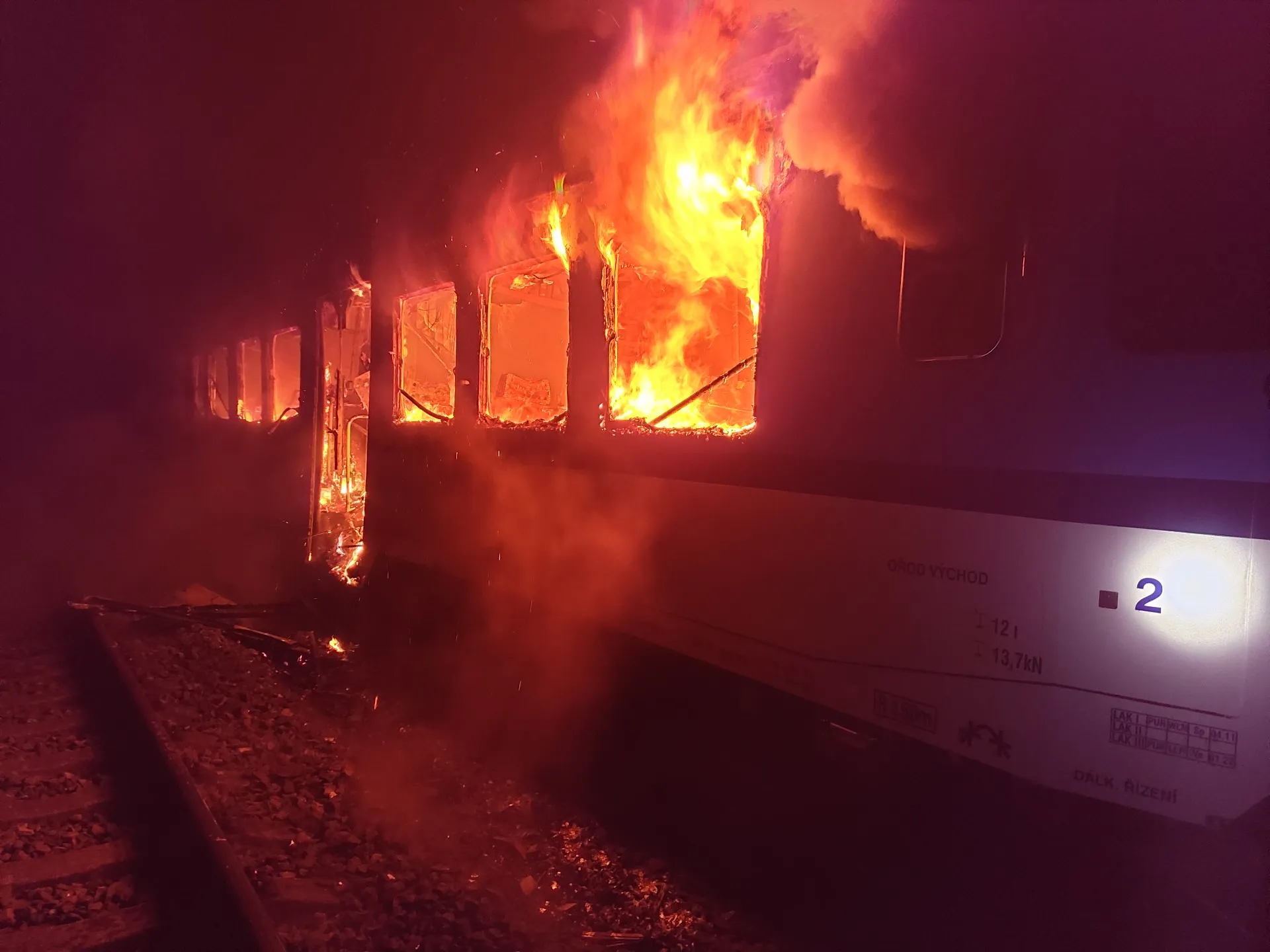 Požár vlaku zastavil provoz na trati v úseku Nesovice - Nemotice. Foto: HZS JMK