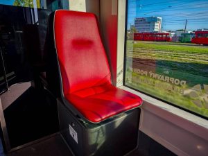 Nové čalounění sedadel v bratislavských tramvajích.
Zdroj: DPB