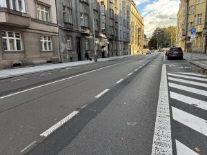 V pražské Bubenči ubyl pro automobilisty jeden z jízdních pruhů ve prospěch parkování a cyklistů. Foto: MČ Praha 6 