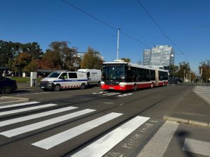 Autobus v BUS pruhu na Vítězném náměstí. Foto: Praha 6