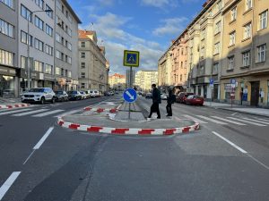 V pražské Bubenči ubyl pro automobilisty jeden z jízdních pruhů ve prospěch parkování a cyklistů. Foto: MČ Praha 6 