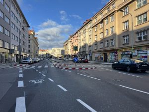 V pražské Bubenči ubyl pro automobilisty jeden z jízdních pruhů ve prospěch parkování a cyklistů. Foto: MČ Praha 6 