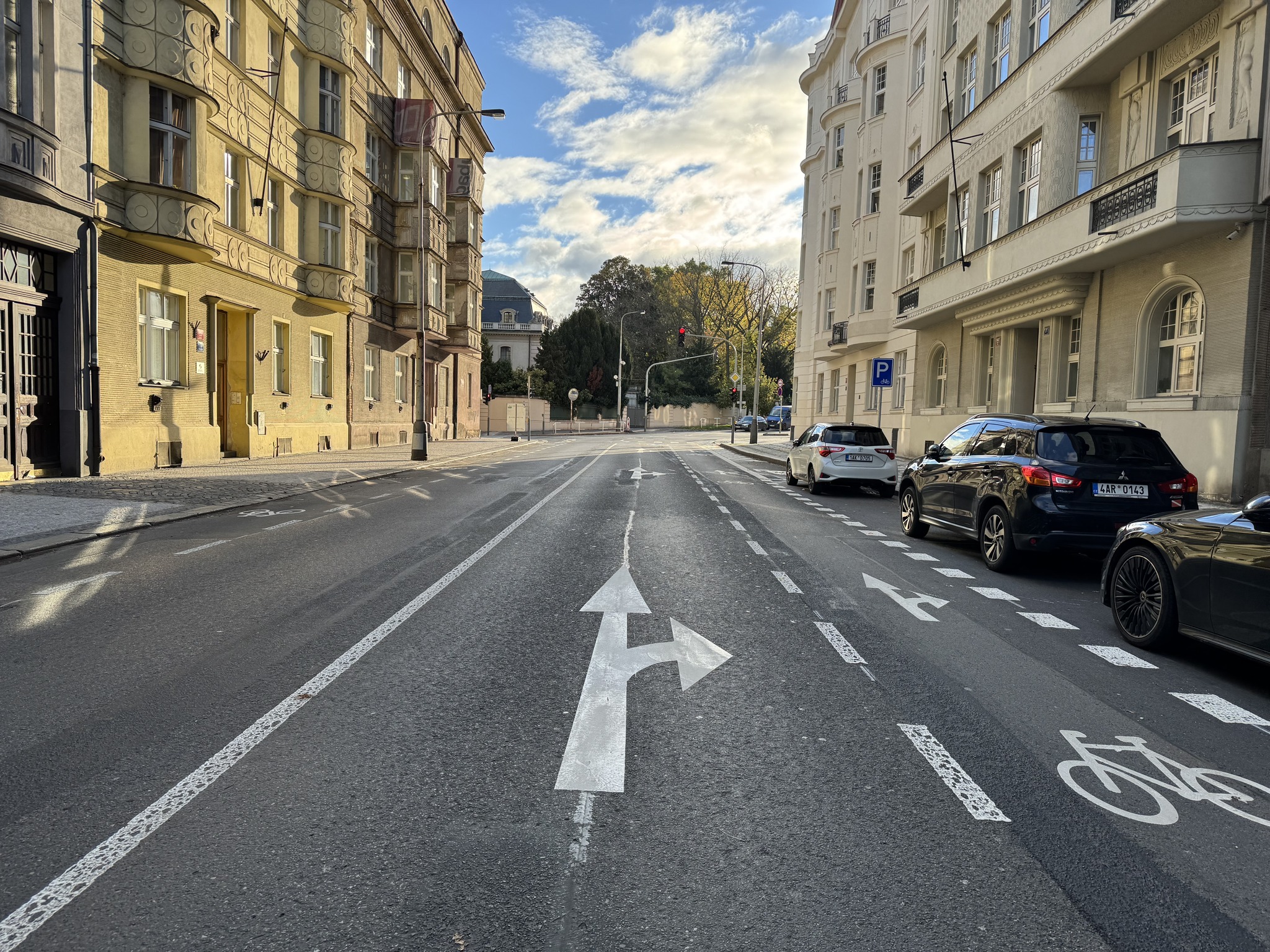 V pražské Bubenči ubyl pro automobilisty jeden z jízdních pruhů ve prospěch parkování a cyklistů. Foto: MČ Praha 6
