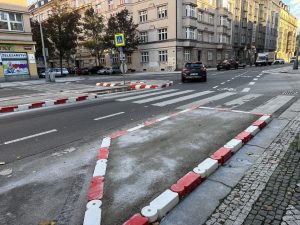 V pražské Bubenči ubyl pro automobilisty jeden z jízdních pruhů ve prospěch parkování a cyklistů. Foto: MČ Praha 6 