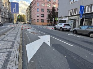 V pražské Bubenči ubyl pro automobilisty jeden z jízdních pruhů ve prospěch parkování a cyklistů. Foto: MČ Praha 6 