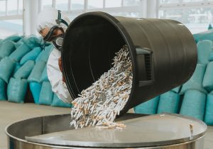 Cigaretové nedopalky jako součást odolné asfaltové směsi. Foto: Bratislavský kraj