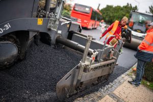 Cigaretové nedopalky jako součást odolné asfaltové směsi. Foto: Bratislavský kraj