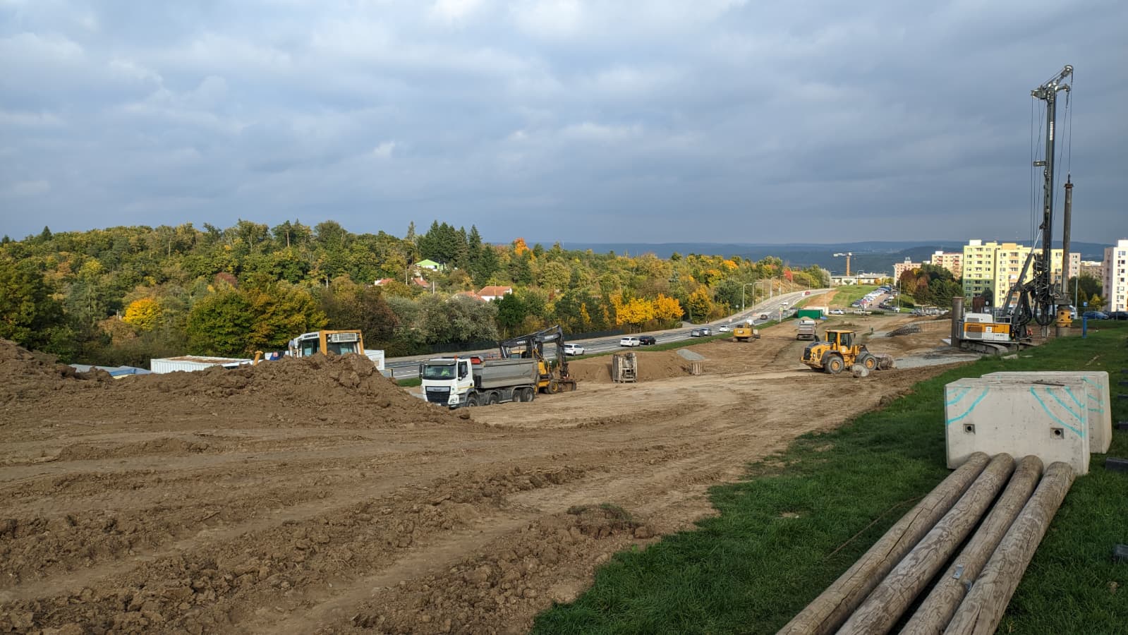 Práce na stavbě tramvajové trati na sídliště Kamechy. Foto: Zdopravy.cz