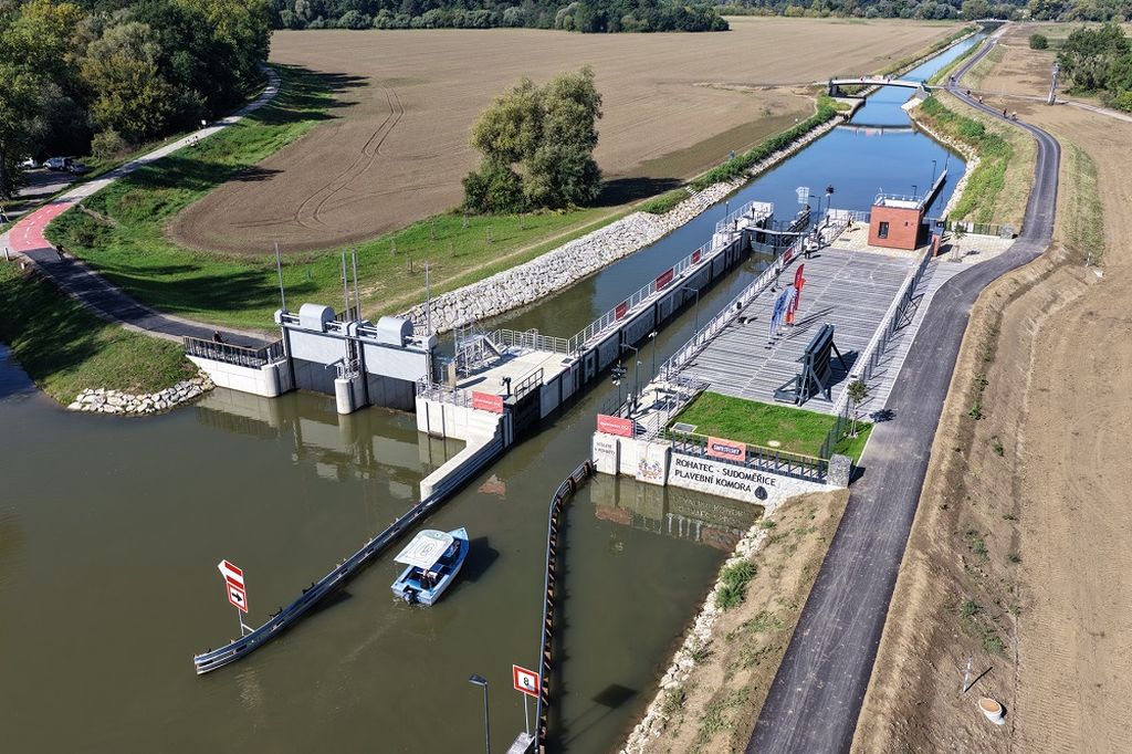 Plavební komora Rohatec umožňuje lodím plavbu z Baťova kanálu na řeku Moravu. Pramen: ŘVC
