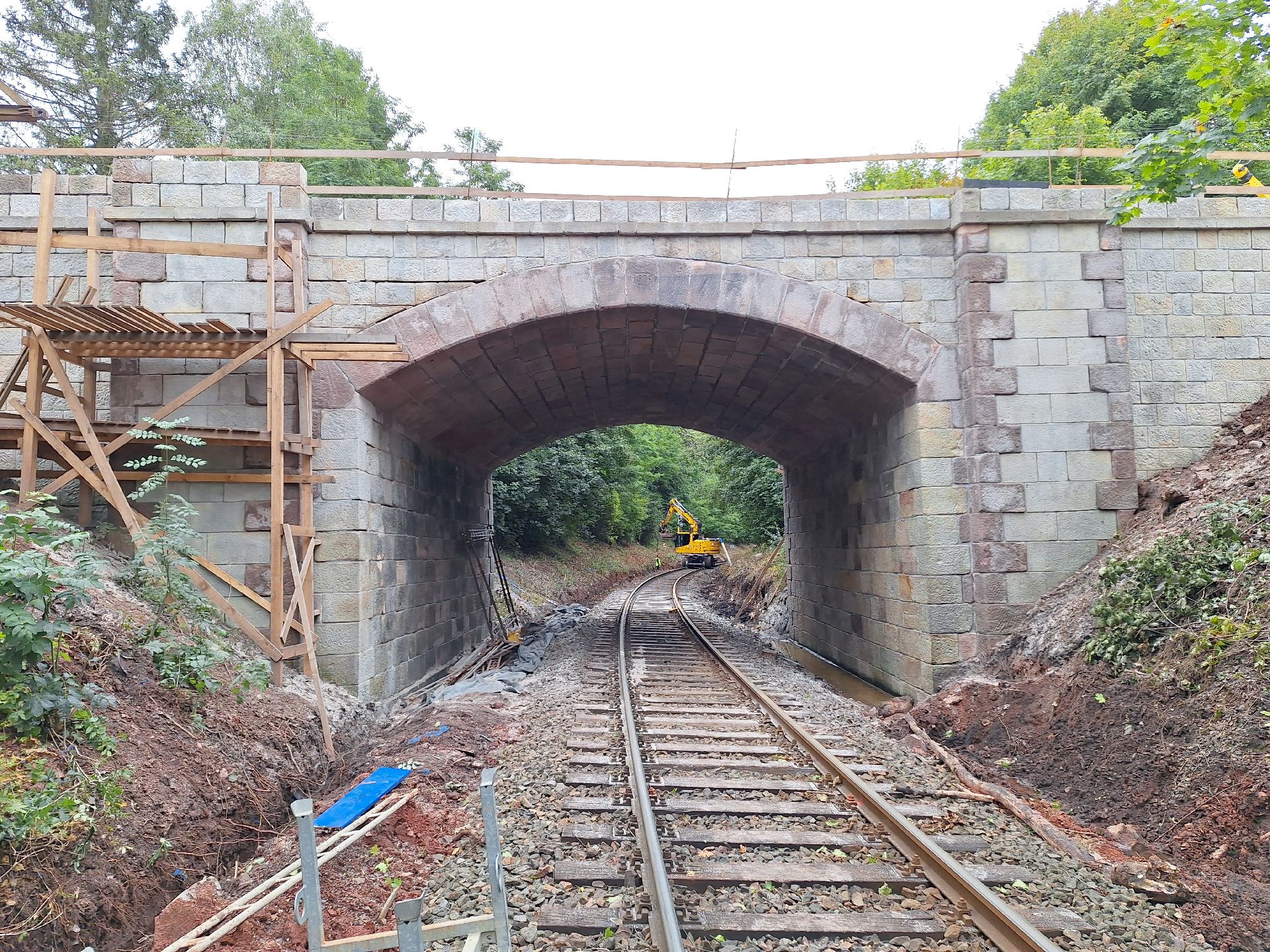 Opravený most na silnici I/16 v Horkách u Staré Paky, který překonává trať Liberec - Pardubice. Foto: ŘSD