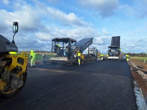 Pokládka asfaltových vrstev na úsek D35 Džbánov - Litomyšl. Foto: ŘSD
