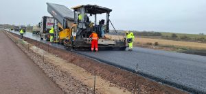 Pokládka asfaltových vrstev na úsek D35 Džbánov - Litomyšl. Foto: ŘSD