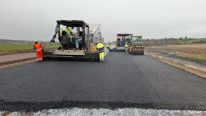 Pokládka asfaltových vrstev na úsek D35 Džbánov - Litomyšl. Foto: ŘSD