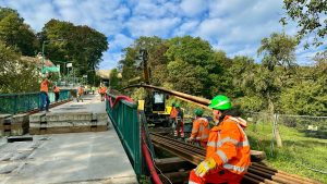 Proces pokládky kolejnic nové lanové dráhy na Petřín. Foto: DPP - Daniel Šabík