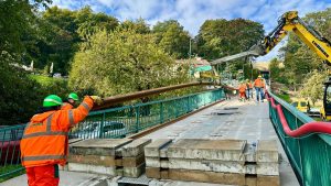 Proces pokládky kolejnic nové lanové dráhy na Petřín. Foto: DPP - Daniel Šabík
