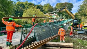 Proces pokládky kolejnic nové lanové dráhy na Petřín. Foto: DPP - Daniel Šabík