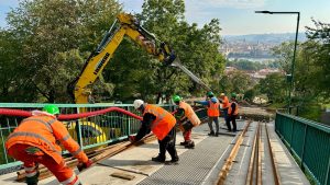 Proces pokládky kolejnic nové lanové dráhy na Petřín. Foto: DPP - Daniel Šabík