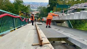 Proces pokládky kolejnic nové lanové dráhy na Petřín. Foto: DPP - Daniel Šabík