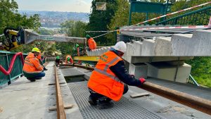 Proces pokládky kolejnic nové lanové dráhy na Petřín. Foto: DPP - Daniel Šabík
