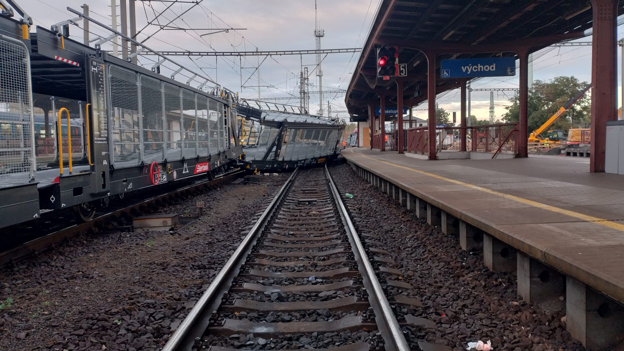 Vykolejení nákladního vlaku ve stanici Kolín. Foto: Drážní inspekce
