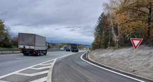 Prodloužení odbočovacího a připojovacího pruhu k odpočívce Bakov, přezdívané Letadlo. Foto: Zdopravy.cz / J. Nevyhoštěný