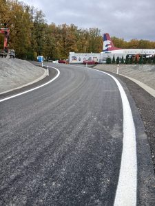 Prodloužení odbočovacího a připojovacího pruhu k odpočívce Bakov, přezdívané Letadlo. Foto: Zdopravy.cz / J. Nevyhoštěný