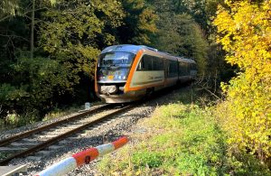Jednotka Siemens Desiro společnosti Die Länderbahn u Karlova pod Ještědem. Foto: Jan Sůra / Zdopravy.cz