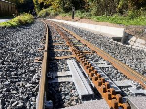 Během opravy došlo ke kompletní výměně kolejnic. Na snímku úsek mezi Tanvaldem a Desnou. Foto: Jan Sůra / Zdopravy.cz
