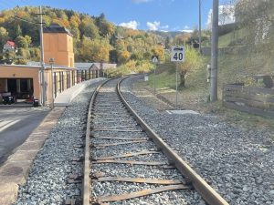 Pohled od Desné směrem do Tanvaldu. Na většině trati jsou nyní pražce typu Y. Foto: Jan Sůra / Zdopravy.cz