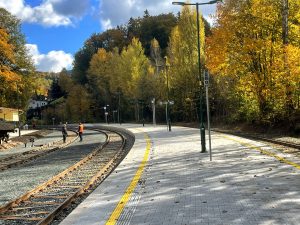 Desná nepatří mezi místa s nejvyšším počtem cestujících na trati, řešení nástupiště je zde ale značně velkorysé. Foto: Jan Sůra / Zdopravy.cz