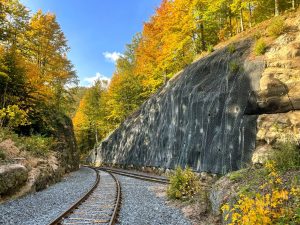 Součástí akce byla i sanace skalních svahů. Na snímku úsek u odbočky na vlečku skláren. Foto: Jan Sůra /Zdopravy.cz