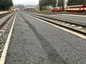 Sypaná nástupiště jsou podle požadavku Správy železnic pokryta drobnou udusanou drtí.  Investorovi nelze popřát nic jiného než hodně štěstí při prvním úklidu sněhu. Foto: Jan Sůra / Zdopravy.cz