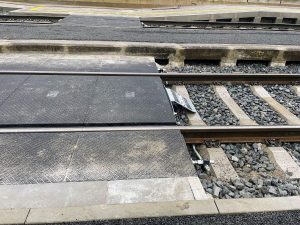 Kořenovská dopravna má český unikát. Tři různě vysoké nástupištní hrany. Foto: Jan Sůra / Zdopravy.cz