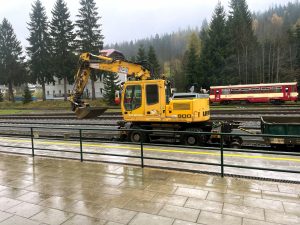 Práce v Kořenově jsou součástí samostatné zakázky, kterou získala společnost Pirell, hlavním dodavatelem je zde polský Budimex. Pro polského obra jde o jednu z prvních větších zakázek na české železnici. Foto: Jan Sůra / Zdopravy.cz