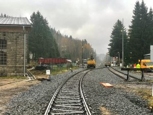 Práce na rekonstrukci dopravny Kořenov začaly v září, proto sem mohly během výluky na zubačce jezdit zvláštní vlaky z Polska přes Harrachov. Foto: Jan Sůra / Zdopravy.cz