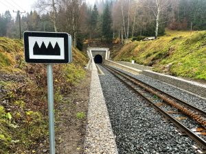 Míříme k Polubenskému tunelu. Podobně jako ostatní tunely na zubačce, i ten prošel rozsáhlou opravou. Značka ukazuje začátek ozubnice. Foto: Jan Sůra / Zdopravy.cz