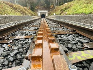 Deštivé léto způsobilo při opravě nejdelšího tunelu na trati nečekané komplikace. Kvůli vysoké vlhkosti nedržel betonový nástřik. Pomoci tak musely fukary na snížení vlhkosti.  Foto: Jan Sůra / Zdopravy.cz