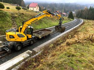 Poslední práce na trati před otevřením v úseku mezi Polubenským tunelem a Kořenovem. Foto: Jan Sůra / Zdopravy.cz