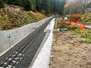 Výjezd z Polubenského tunelu k zastávce Kořenov zastávka. Na přístřešek nezbyly už peníze, dříve tu byl. Zmizel s budováním nového nástupiště. Foto: Jan Sůra / Zdopravy.cz