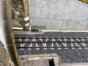 Jihozápadní portál Polubenského tunelu. Jednou z komplikací při jeho opravě byly mastnější části stěn, než se původně čekalo. Způsobují to zplodiny z dieselových kolejových vozidel, povrch se musel tryskat. Foto: Jan Sůra / Zdopravy.cz