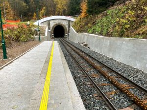 Kořenov zastávka. S novým nástupištěm, ale bez přístřešku. Foto: Jan Sůra / Zdopravy.cz