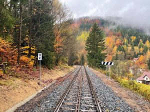 Před zastávkou Desná-Pustinská. Foto: Jan Sůra / Zdopravy.cz